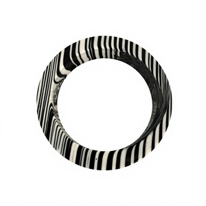 Bracelet manchette tendance vintage en résine acrylique rayée arc-en-ciel, élégant et unisexe, idéal pour les cadeaux d'anniversaire ou de mariage pour femme - Product Image 6