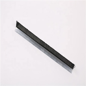 PP striscia della <span class=keywords><strong>porta</strong></span> inferiore Weatherstrip <span class=keywords><strong>sotto</strong></span> <span class=keywords><strong>porta</strong></span> con <span class=keywords><strong>spazzola</strong></span> per la polvere migliora la resistenza agli agenti atmosferici e l'efficienza energetica - Product Image 3