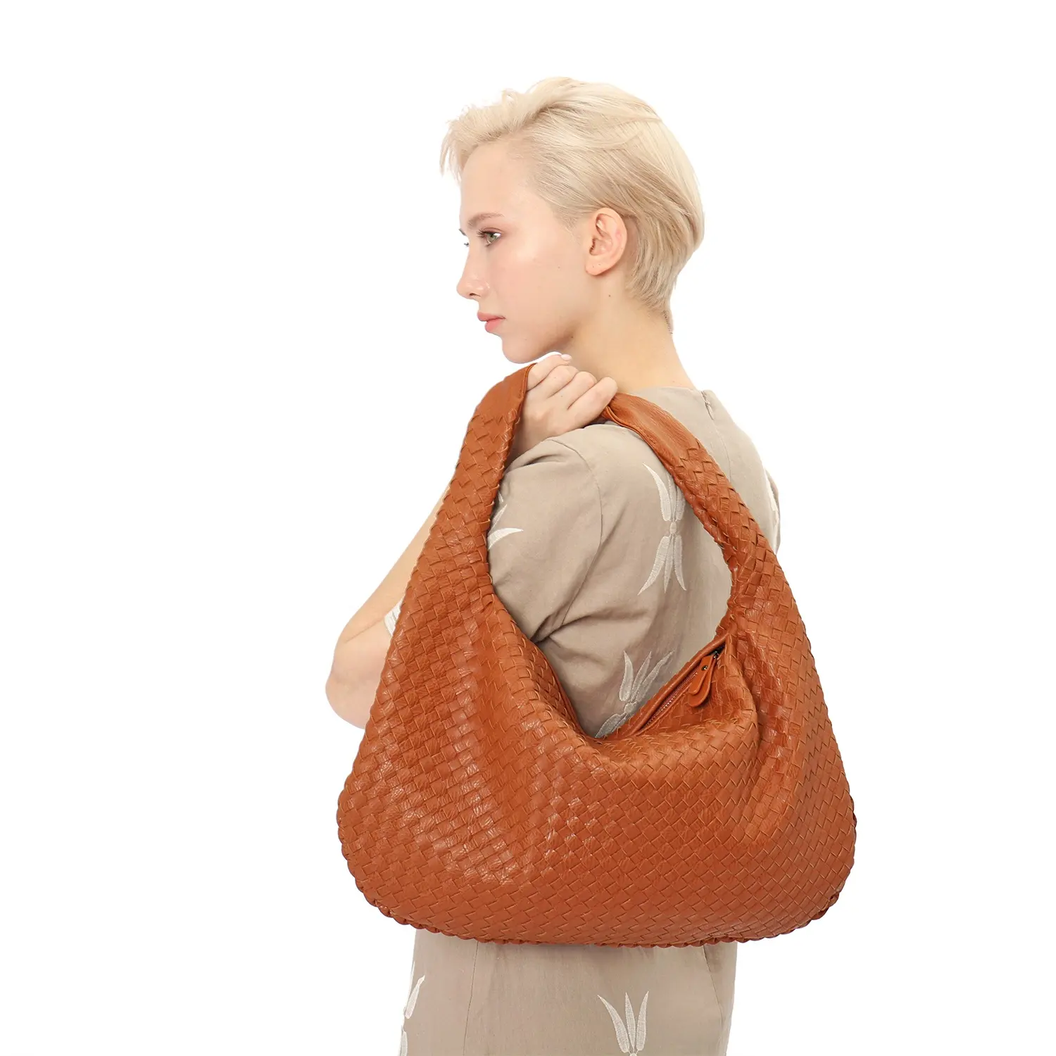 Şık Plaiting büyük omuzdan askili çanta 2023 Pop kadınlar dokuma üst kolu çanta tasarım yumuşak Vegan deri el yapımı dokuma Hobo çanta