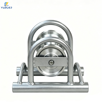 Galet de tirage pour câble métallique avec protections latérales pour conduits en acier, pour courbures de câbles, pour raccords, pour zones de transformateurs, pour tirages en pente raide
