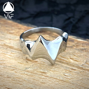 Anello VAF a forma di ala di pipistrello in acciaio inossidabile lucidato - Product Image 1