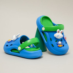<span class=keywords><strong>รอง</strong></span>เท้าแตะเด็กแบบกันลื่น EVA รุ่นปี 2026 ลายกระต่ายอวกาศ 3 มิติ และยูเอฟโอ พร้อมสายรัดส้นปรับได้ รับผลิตแบบ OEM ขั้น<span class=keywords><strong>ต่ำ</strong></span>จำนวนน้อย พร้อมสกรีนโลโก้ตามสั่ง - Product Image 1