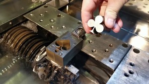 Machine d'edm de fil de vitesse de Type de <span class=keywords><strong>guide</strong></span> en métal de CNC de haute précision avec la machine de coupe de fil d'edm - Product Image 6