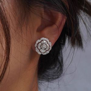 Orecchini a Perno con Fiore di Camelia, Eleganti Gioielli Lucidi per Donne, Accessorio Chic per Uso Quotidiano e Feste, Idea Regalo - Product Image 2