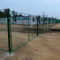 Clôture de réseau d'isolation d'aéroport en fil de fer soudé à trous carrés, galvanisée et recouverte de PVC, avec pliage
