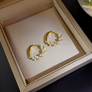 Boucles d'oreilles créoles petites et rondes en fausses perles françaises pour femmes, nouveau design texturé, bijoux élégants, cadeau idéal - Product Image 4