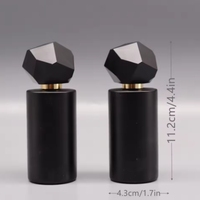 Flacon de parfum rechargeable noir mat de 150ml avec logo en or personnalisé Flacon pulvérisateur noir cylindrique de 1.69oz avec bouchon unique