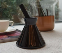 Bouteille d'aromathérapie en verre de parfum avec bâtonnets de rotin avec logo personnalisé unique en forme de cône rouge bleu ambre 220ml