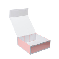 Boîte cadeau rigide pliable magnétique rose en carton avec doublure en éponge et pelliculage mat pour l'emballage de robes et de calendriers