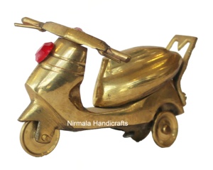 Artisanat Nirmala, scooter en laiton antique finition or, jouet pour la décoration de la chambre des enfants, pièce décorative de 4 pouces en provenance du Rajasthan - Product Image 1