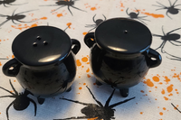 Parfait pour une décoration de table d'Halloween, ensemble de cruches en céramique, ensemble de sel et de poivre, ensemble de pots à épices en forme de chaudron noir, lot de 2