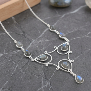 จี้รูปหยดน้ำลาบราโดไรต์ สร้อยคอเงินแท้ 925 ตัวเรือนแบบ Bezel Setting พร้อมสายสร้อยแบบ Link Chain ดีไซน์ทันสมัย รับรองโดยผู้เชี่ยวชาญ  เครื่องประดับคุณภาพสูง - Product Image 4