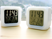 Offre Spéciale LED 7 couleur Numérique Intelligent Alarme Montre Table Électronique De Bureau Horloges Accueil Horloge Heure de Réveil