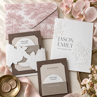 Ensemble d'invitations de mariage de luxe personnalisées rose poudré gaufré avec pochette, enveloppe, doublure et sceau de cire – Vente en gros, faible MOQ