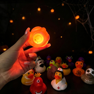 Pato LED con Luces Temático de Halloween, Juguete de Vinilo para Niños, Brillante, para Bañarse, Jugar en el Agua, Apretar y Sonreír, Muñeco Creativo - Product Image 3