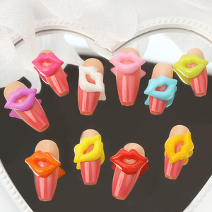 Accessoires pour ongles en résine 3D en gros, motifs lèvres rouges volumineuses - Product Image 2