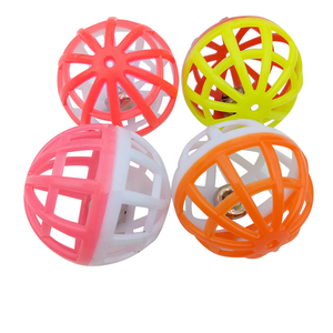 Balles de jouet multicolores pour chats de compagnie balles en plastique multicolores avec boules de cloche creuses pour bébés chats - Product Image 1