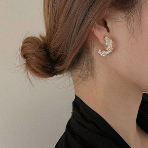 <strong>High</strong> <strong>End</strong> Gold Plated Pearl Wrapped Stud Earrings Flower Design Vintage Women's <strong>Jewelry</strong> for Party Wear Wholesale - Product Image 2
