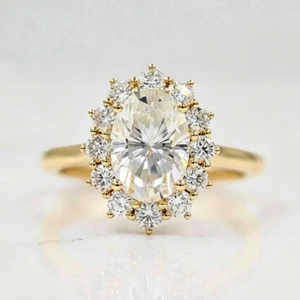 Bague de fiançailles et d'anniversaire de luxe pour femme en or 18 carats, sertie d'un diamant ovale de laboratoire certifié IGI - Product Image 1