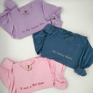 เสื้อยืดแขนยาวปักลายสำหรับเป็นของขวัญวันแม่แบบยั่งยืน - Product Image 1