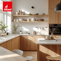 Armoire de cuisine AllandCabinet en placage de chêne, style moderne et chaleureux, avec panneaux plats et étagères ouvertes pour le rangement