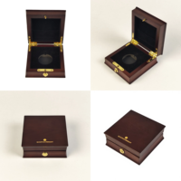 Boîte de présentation rectangulaire en bois brillant marron foncé, faite à la main, avec logo personnalisé gravé au laser, et fermoir à bouton doré, pour médailles et cadeaux