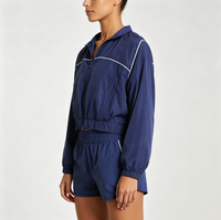 Ensemble de survêtement coupe-vent bleu marine pour femme, veste zippée et short, avec passepoil contrastant, tenue décontractée et sportive, idéal pour l'été et les loisirs, style mode