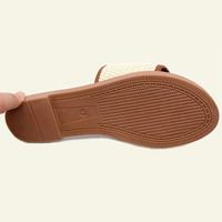 Sandales et pantoufles plates multicolores pour femmes, vente en gros, mode simple et confortable à porter à l'extérieur