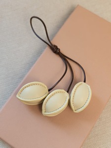 Porte-clés mousqueton en cuir PU fait main, durable, avec logo personnalisé imprimé en typographie, décoration mignonne, taille et couleur personnalisables, haute qualité - Product Image 1