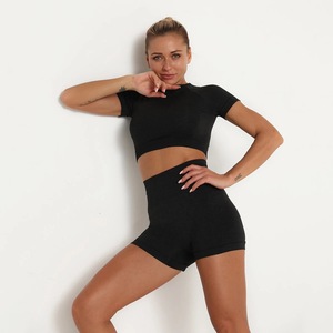 Haut court sans couture à manches courtes noir en polyester anti-humidité pour femme, idéal pour le yoga et le fitness, taille S - Product Image 4