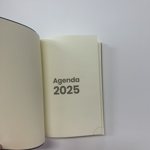 Thiết kế mới màu đỏ tùy chỉnh với logo tiếng Tây Ban Nha tiếng Anh hàng ngày các nhà hoạch định và Tạp Chí A5 Nhật Ký cho <span class=keywords><strong>2025</strong></span> kế hoạch chương trình nghị sự - Product Image 3