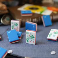 Tuiles de Mahjong de luxe modernes en acrylique, style Cowgirl, avec logo personnalisé, ensemble américain, 3 couches, portable, pour 4 joueurs, amusantes, à rayures bleues, boîte en carton