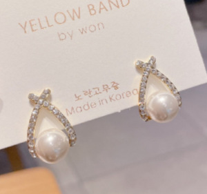 Elodie Jewelry Boucles d'oreilles croix diamant plaqué or Style coréen Clous de perles pour les cadeaux des femmes Alliage Main Wholesale - Product Image 4