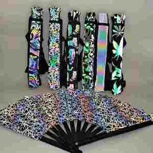 Ventilador de Mano Reflectante Grande de 33 cm (13 Pulgadas) con Funda, Accesorios para Fiestas Rave, Tela Brillante de Poliéster, Logotipo Personalizado, Portátil - Product Image 3