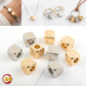 Cuentas de letras del alfabeto de <span class=keywords><strong>metal</strong></span> dorado pulido, dijes cuadrados y cúbicos <span class=keywords><strong>para</strong></span> pulseras, collares, llaveros y accesorios <span class=keywords><strong>para</strong></span> zapatos DIY - Product Image 2
