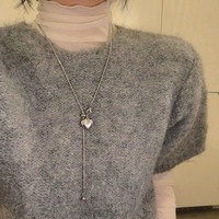 Chaîne de collier élégante et minimaliste avec pendentif cœur argenté à pompon, design unique et breloque délicate