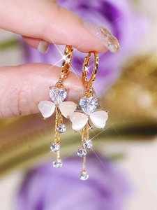 Pendientes de Aro Largos Estilo Lujoso con Diseño de Trébol, Aleación de Zinc, Chapados en Oro, Nuevo Diseño 2026, Elegantes para Fiesta de Otoño-Invierno para Mujer - Product Image 4