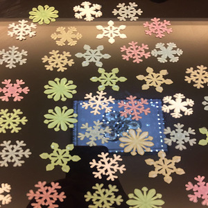 Pegatinas de pared con forma de copo de nieve que brillan en la oscuridad, autoadhesivas fluorescentes de plástico para decoración del hogar, coloridas, rosa, verde, azul - Product Image 4