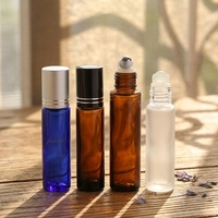 Bouteilles en verre dépoli transparent/ambre/bleu de 5 ml et 10 ml avec bouchons dorés/argentés/noirs et applicateur à bille en acier inoxydable pour huiles essentielles et parfums