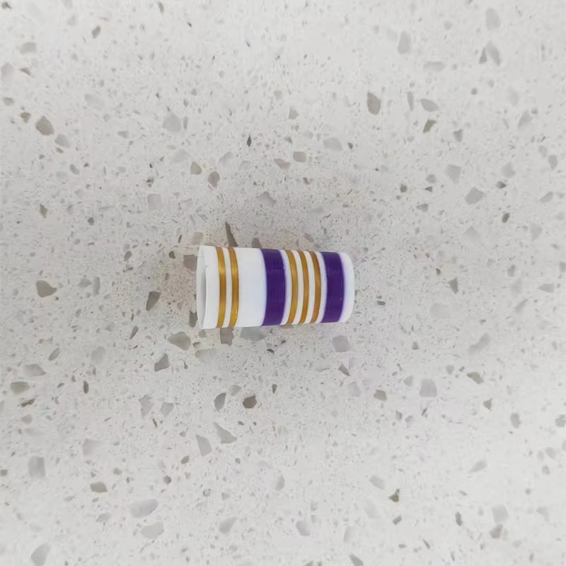 Bianco con anello viola e dorato