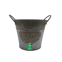 Pot de fleurs conique vintage en fer ondulé blanc délavé avec étiquette GARDEN en relief et double poignée pour jardin et balcon