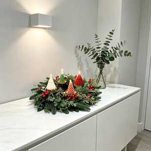 Couronne de l'Avent de 11,8 pouces avec 4 bougeoirs dorés en plastique, verdure artificielle de sapin et de cèdre, baies rouges, Thanksgiving - Product Image 5