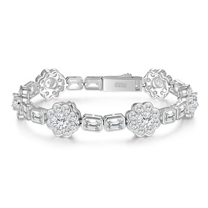 Bracelet en argent 925 pour femme avec moissanite, forme fleur, taille brillant rond, sertissage griffe, bijou de mariage classique, jonc - Product Image 1