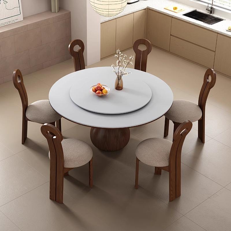 Una mesa con cuatro sillas.