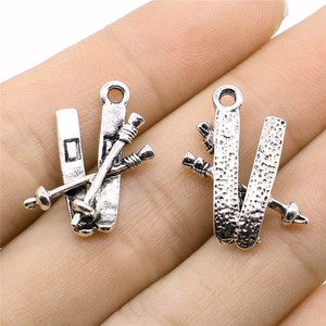 Colgante de bastones de esquí cruzados 16x23mm de aleación de zinc plateado envejecido con 1 lazo para regalos de equipos de deportes de invierno - Product Image 1
