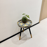 Plateau de service rond en plastique avec pieds amovibles, motif floral baroque vintage bleu jaune blanc, table d'appoint de canapé avec bordure dorée