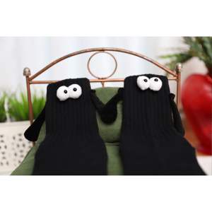 Chaussettes noires magnétiques pour couple avec yeux de dessin animé et logo jetable pour usage quotidien, chaussettes fantaisie en spandex tricoté pour homme pour la Saint-Valentin - Product Image 4