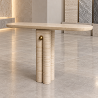Table console moderne en travertin beige naturel, table de couloir sur piétement en pierre beige pour projet hôtelier et décoration intérieure