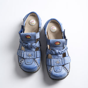 Женские кожаные кроссовки на плоской подошве с застежкой-липучкой - Product Image 4