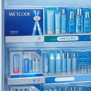 Présentoir autoportant en bois haut de gamme avec panneau publicitaire numérique et éclairage LED réglable pour exposition en magasin de cosmétiques - Product Image 6